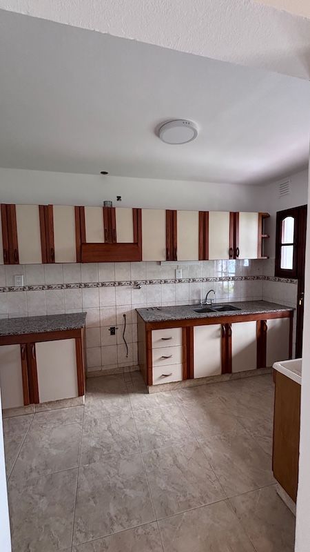 Casa en alquiler Mariano Moreno 3 ambientes