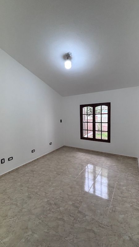 Casa en alquiler Mariano Moreno 3 ambientes