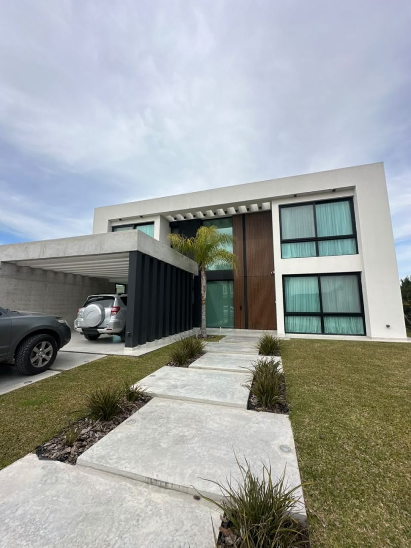 Casa en sargento cabral 5600