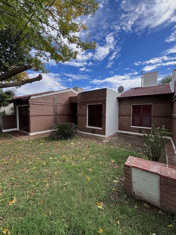 Casa en alquiler Mariano Moreno 3 ambientes