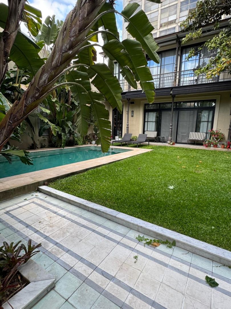 Casa en Dos Plantas con Jardín, Piscina, Quincho y Casa de Huespedes