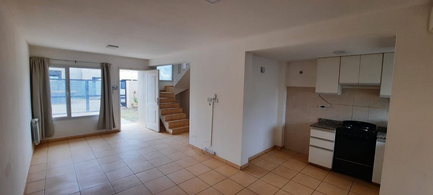 ALQUILER DE CASA EN Centenario - Perticone - 10