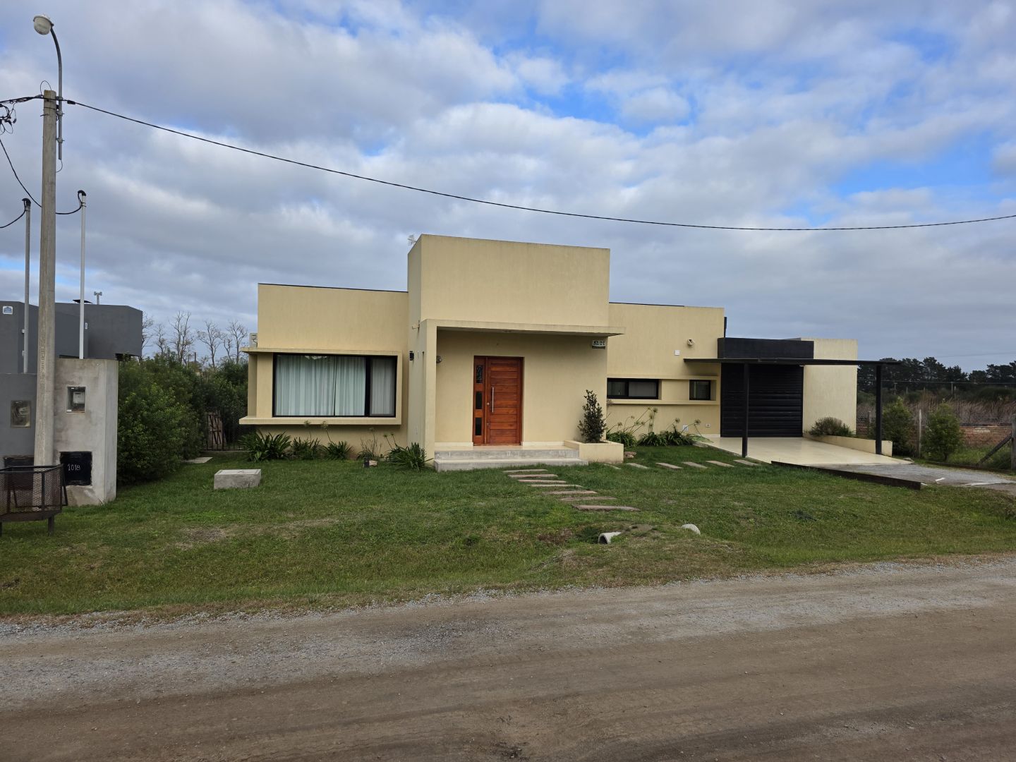 Casa seminueva 2 suites + pileta, parrilla y garage — Las Cortaderas (Autódromo)