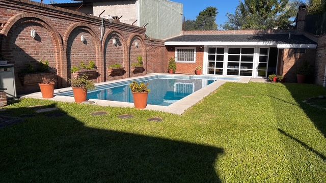 Casa en DEFILIPPI 2100