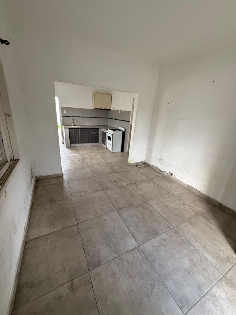 Casa 2 dorm, 332m² para reciclar con amplio patio — Av. Pueyrredón, Balcarce