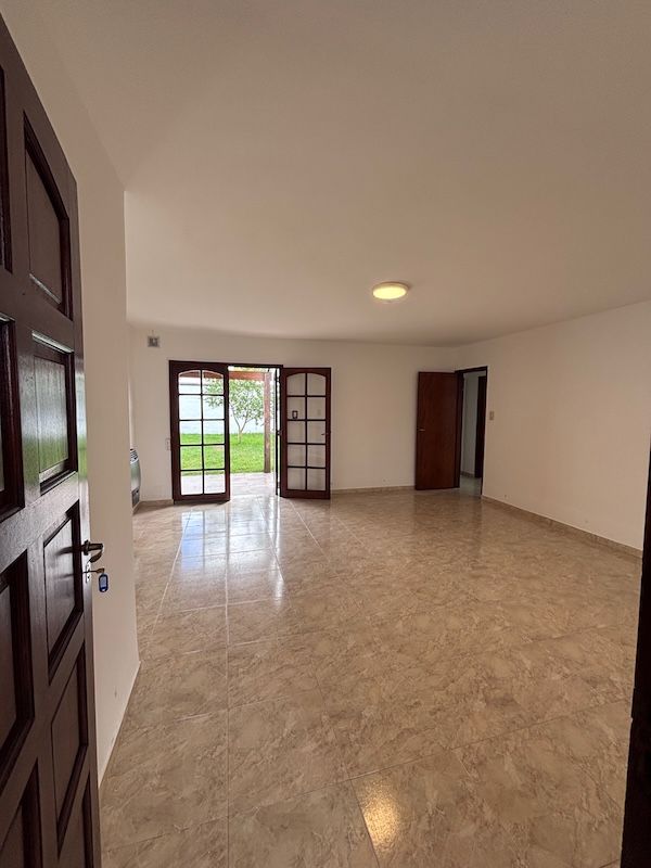 Casa en alquiler Mariano Moreno 3 ambientes