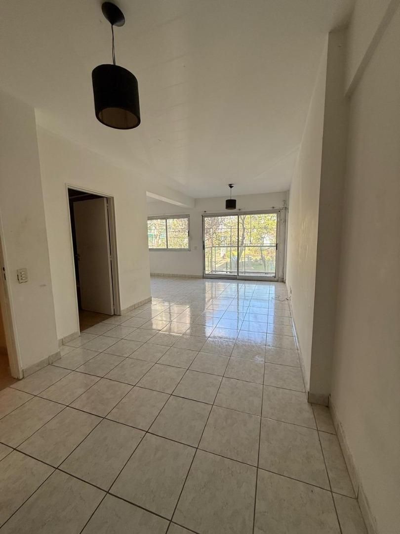 UN AMBIENTE LUMINOSO CON BALCON A LA CALLE YERBAL 700