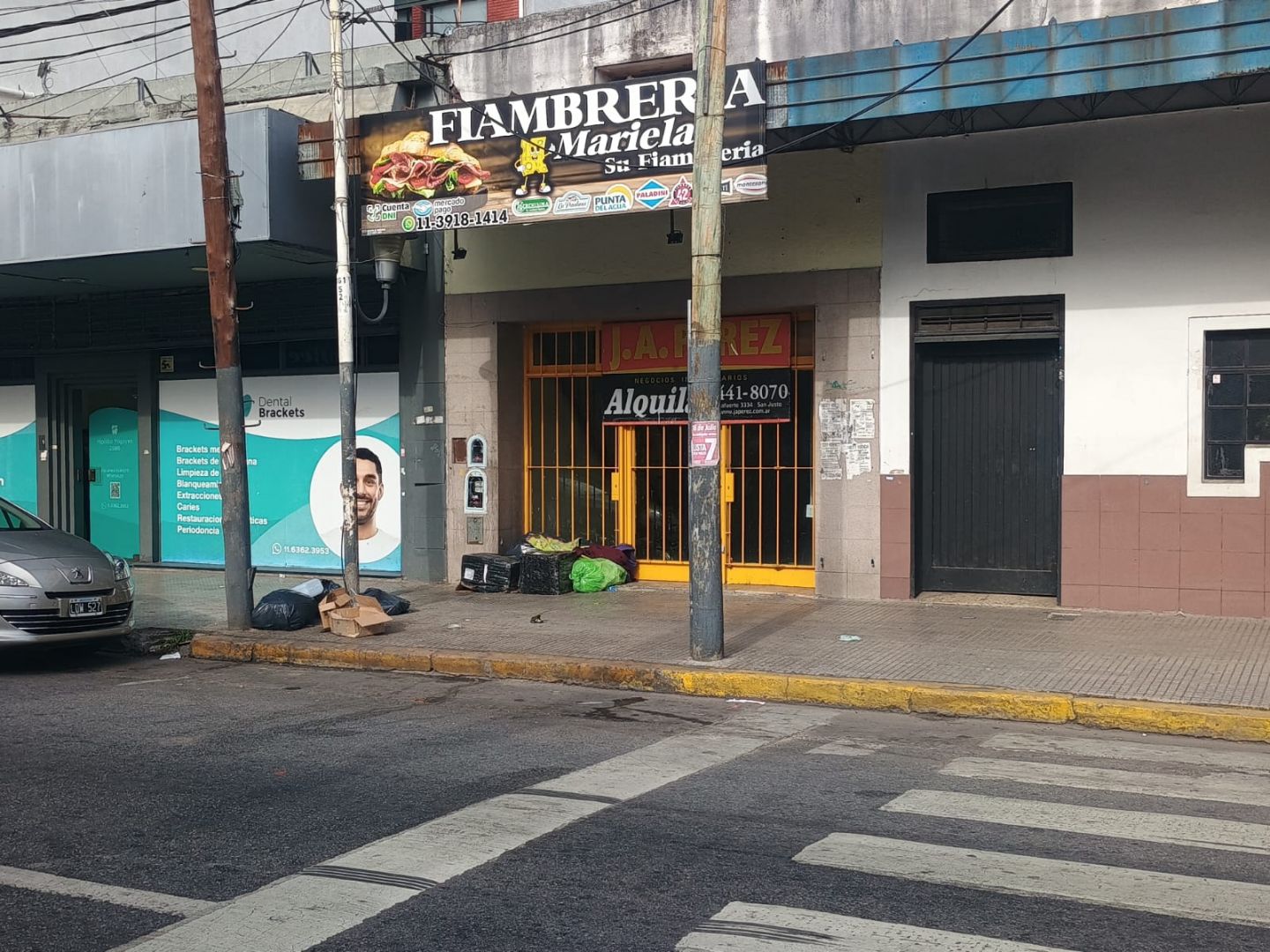 Local Comercial en HIPOLITO YRIGOYE 2500