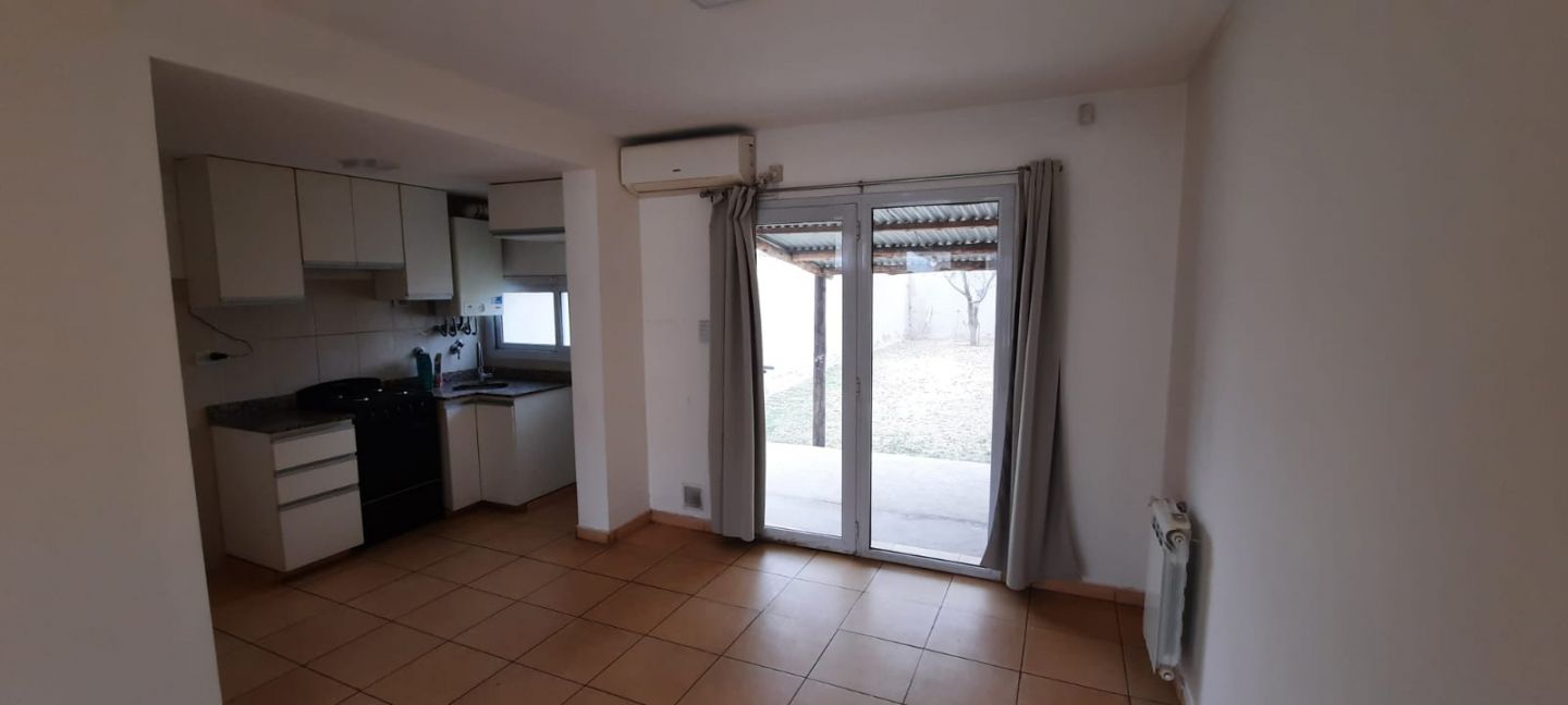 ALQUILER DE CASA EN Centenario - Perticone - 5