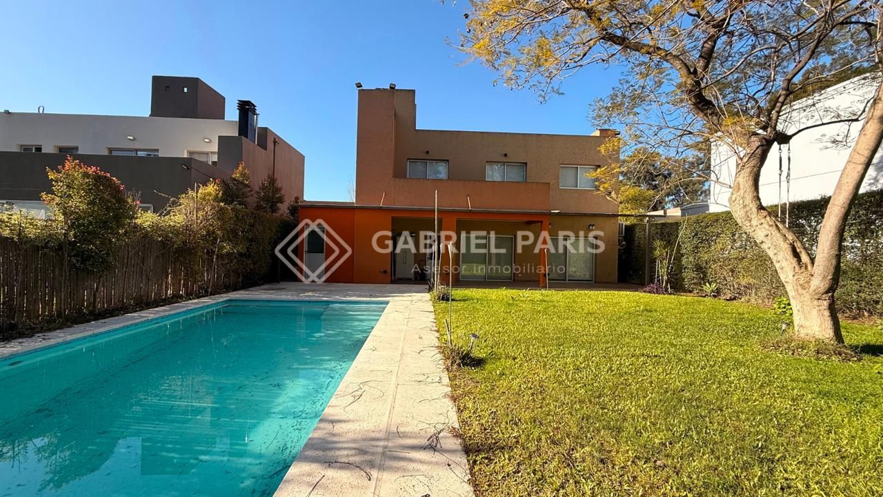 Casa en nicolas repeto 1100