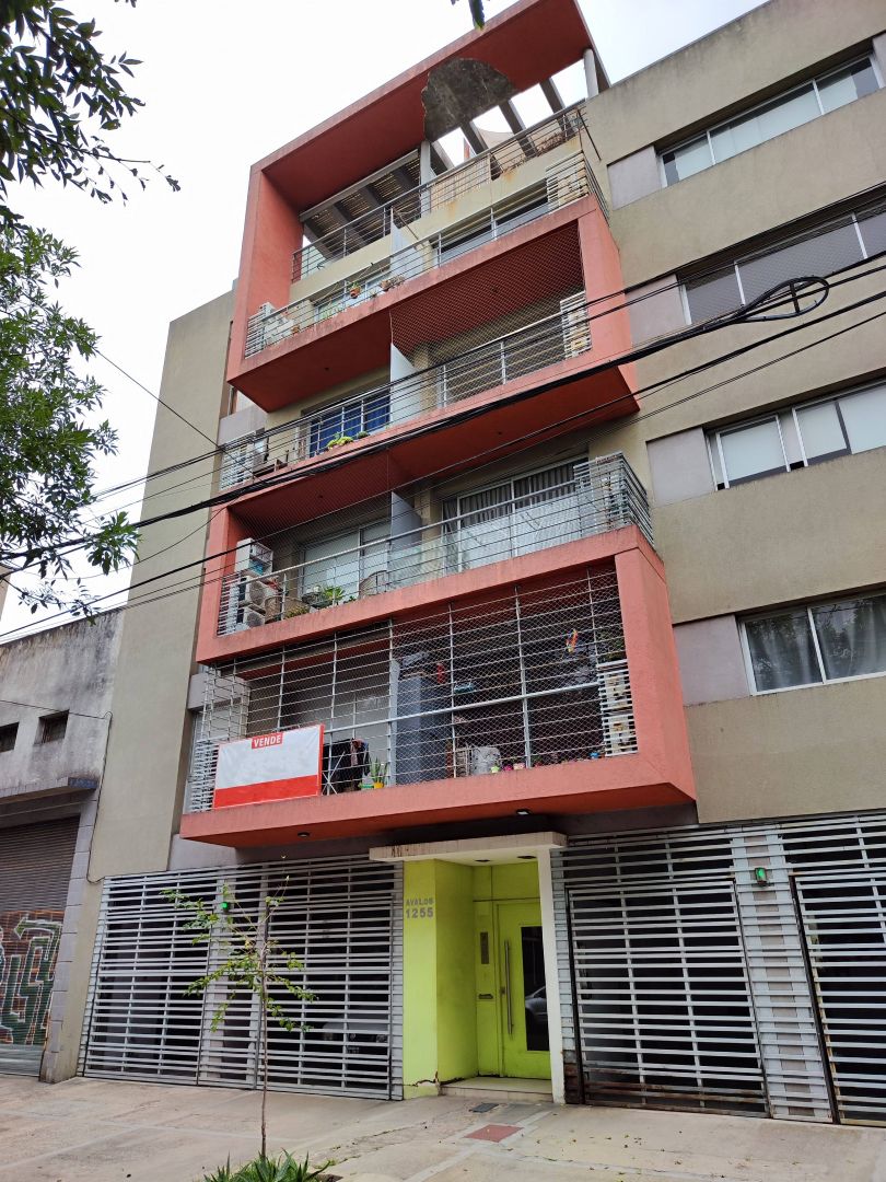 Hermoso 2 ambientes con balcon al frente y cochera fija