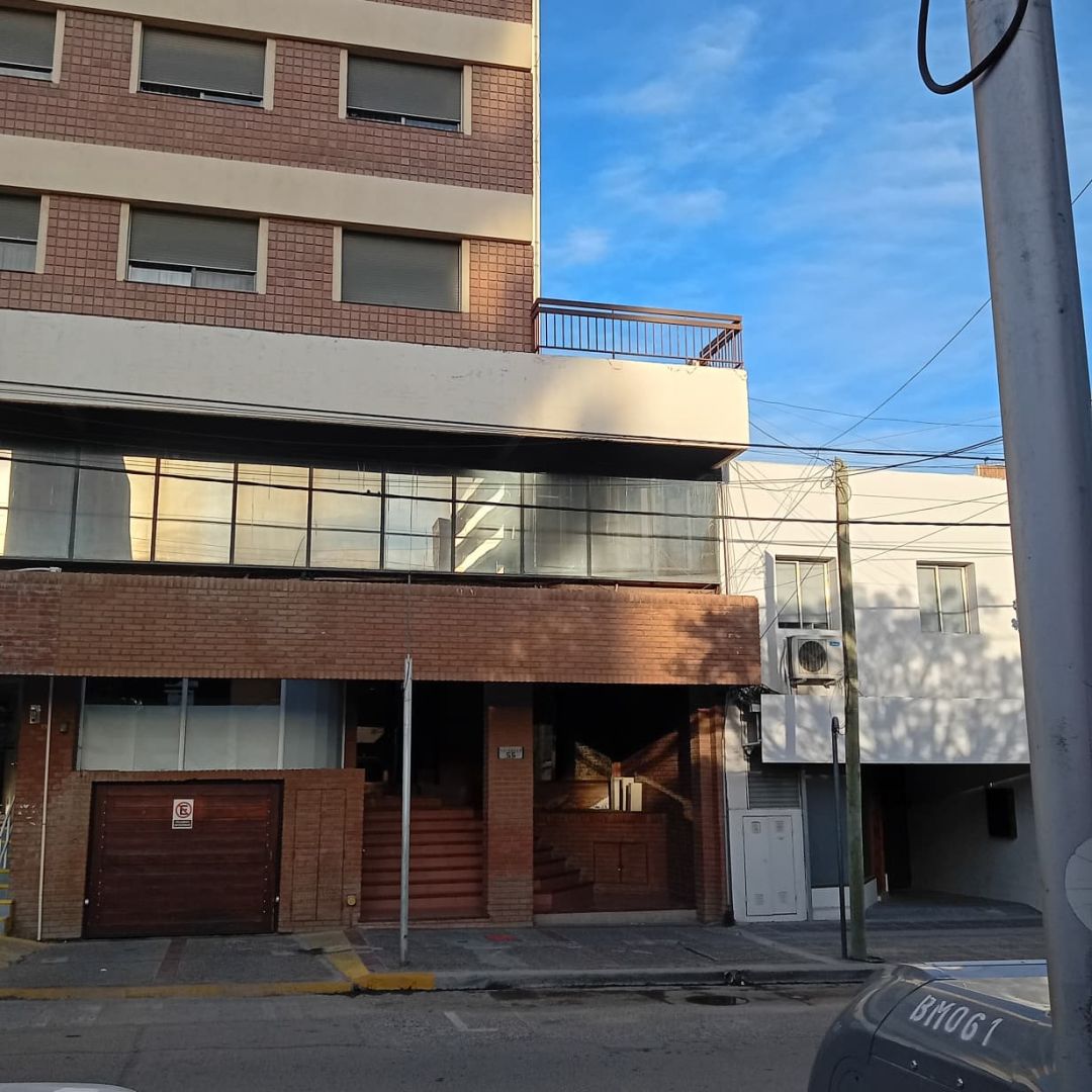 Departamento en Hipólito Yrigoy 100