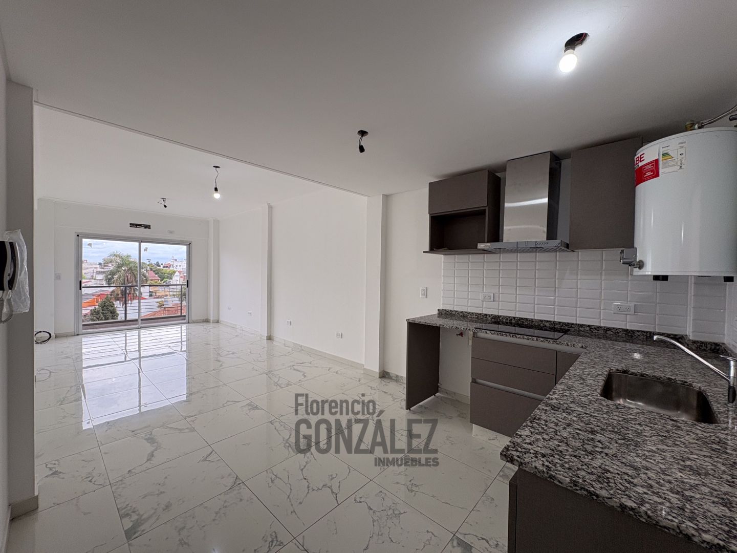 ALQUILER MONOAMBIENTE CON BALCÓN Y COCHERA! 