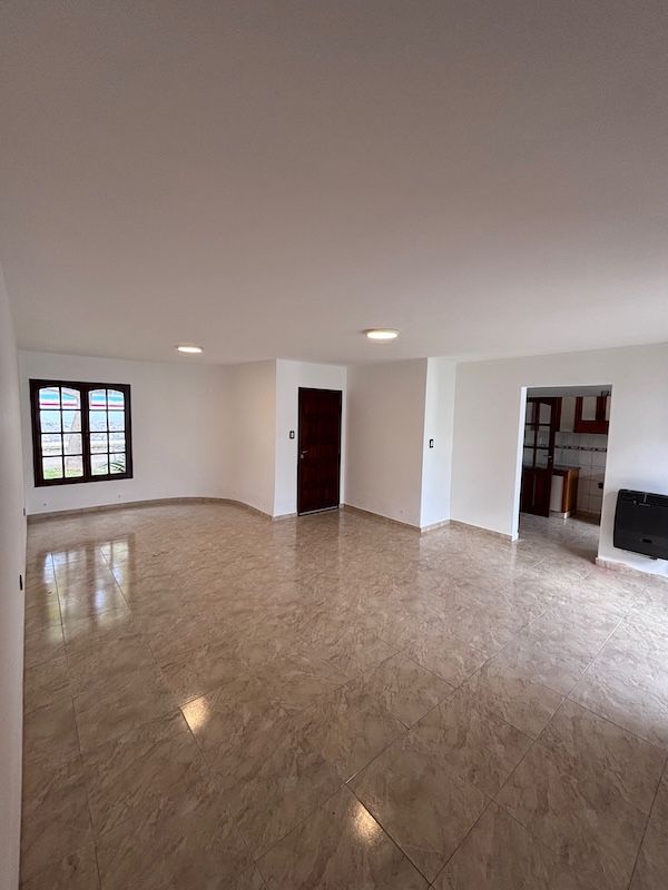 Casa en alquiler Mariano Moreno 3 ambientes