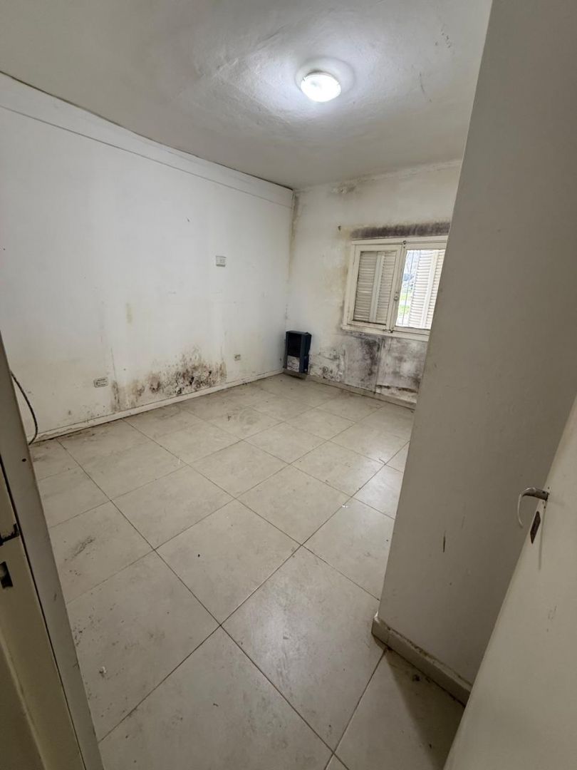 Casa 2 dorm, 332m² para reciclar con amplio patio — Av. Pueyrredón, Balcarce