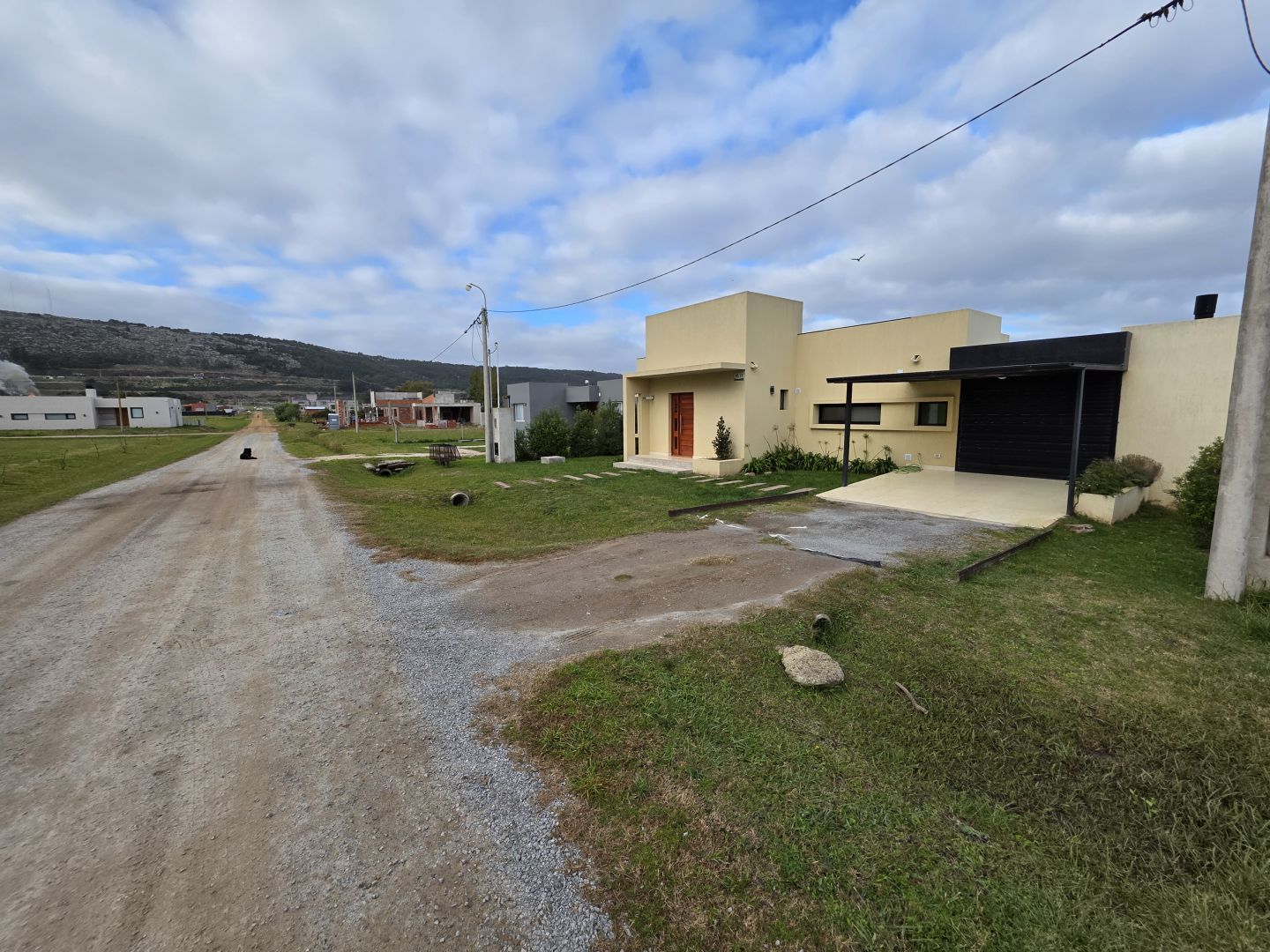 Casa seminueva 2 suites + pileta, parrilla y garage — Las Cortaderas (Autódromo)