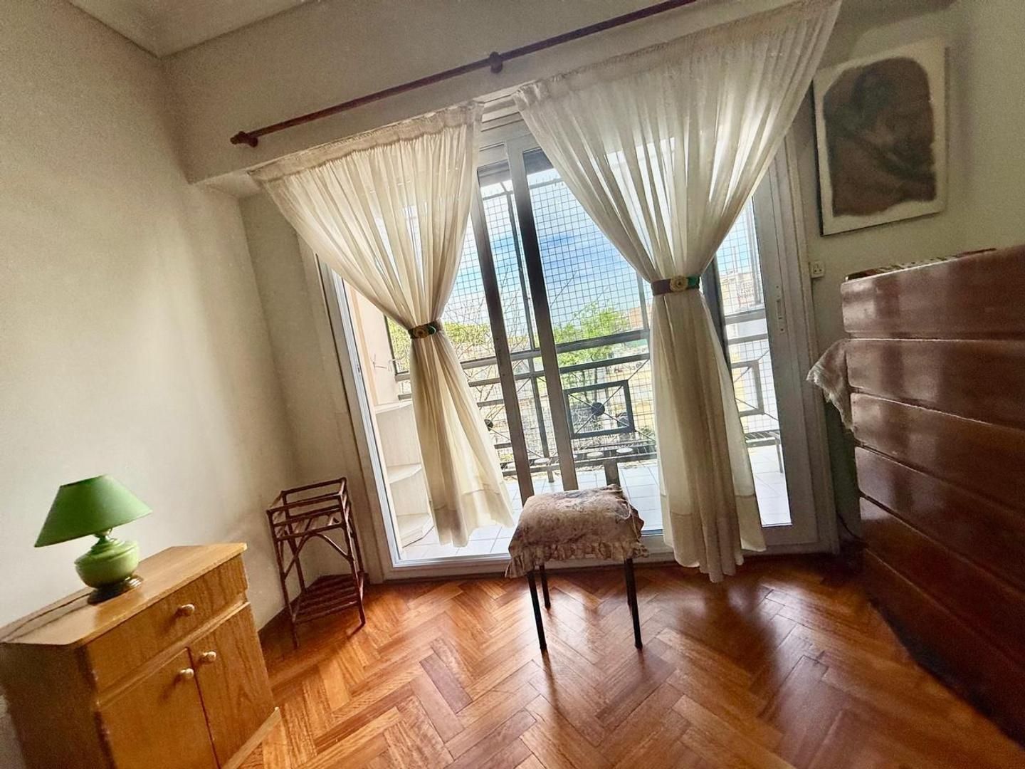 1 AMBIENTE DIVISIBLE CON BALCON AL FRENTE - FLORES