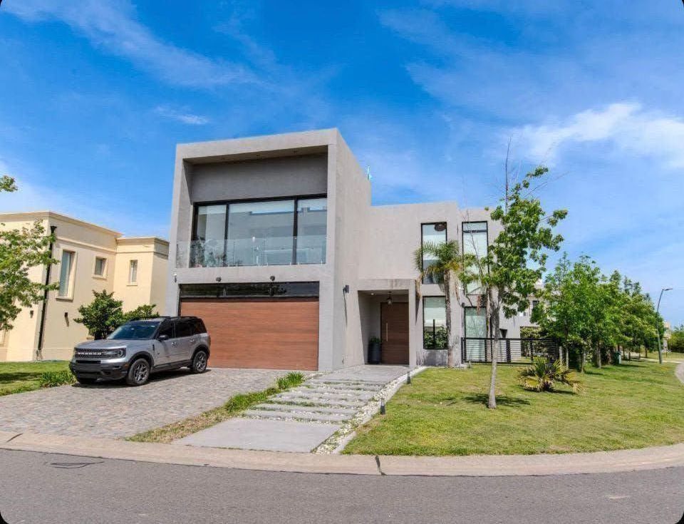 Casa en Puertos del Lago 100