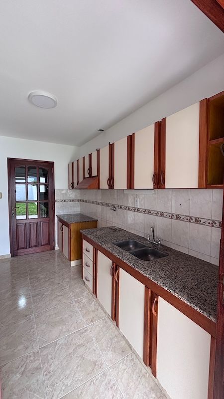 Casa en alquiler Mariano Moreno 3 ambientes