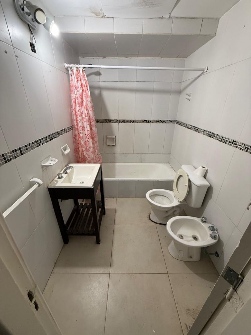 Casa 2 dorm, 332m² para reciclar con amplio patio — Av. Pueyrredón, Balcarce