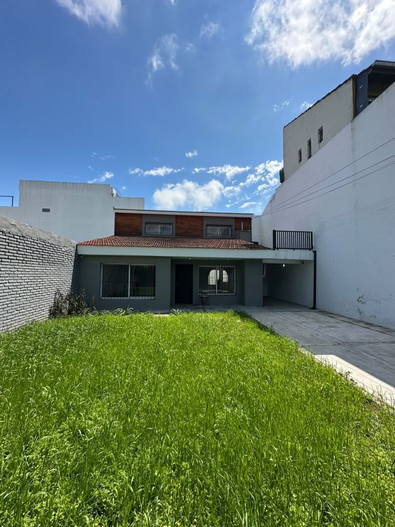 Casa en alquiler Don Torcuato 4 ambientes