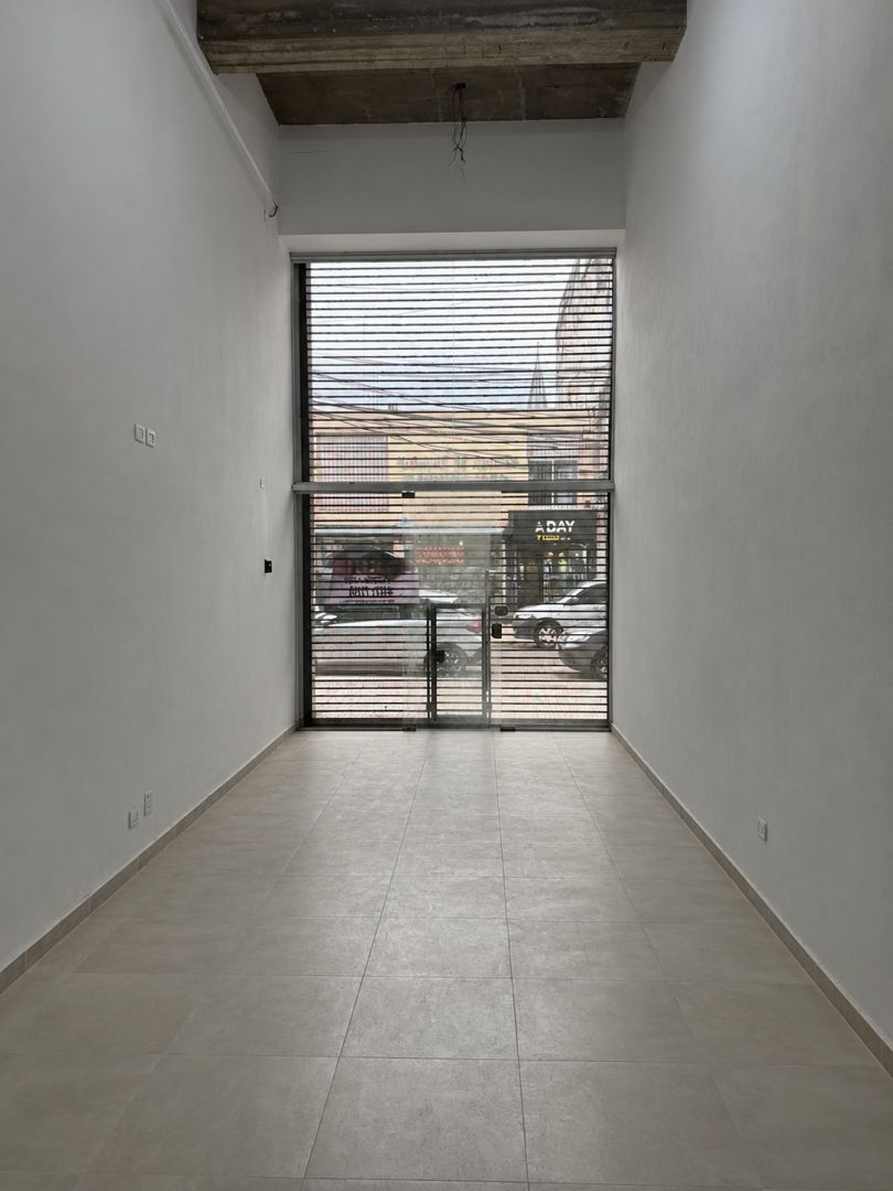 Local Comercial en Charlone 1200