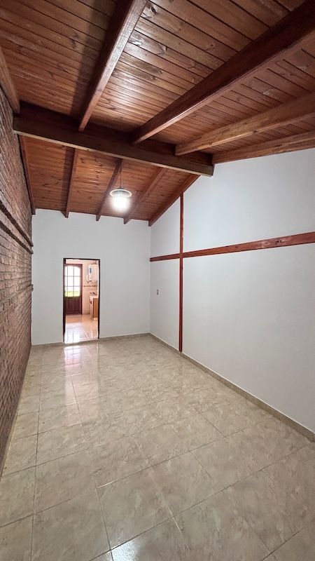 Casa en alquiler Mariano Moreno 3 ambientes