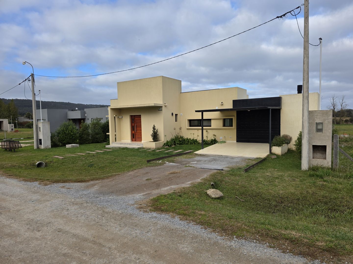 Casa seminueva 2 suites + pileta, parrilla y garage — Las Cortaderas (Autódromo)