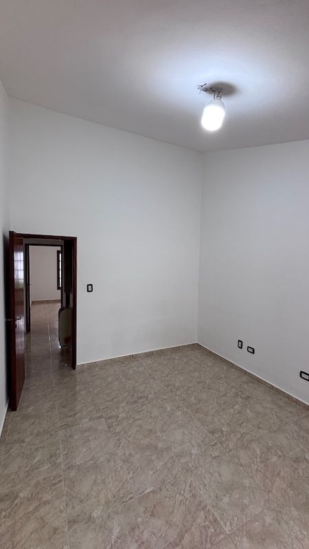 Casa en alquiler Mariano Moreno 3 ambientes