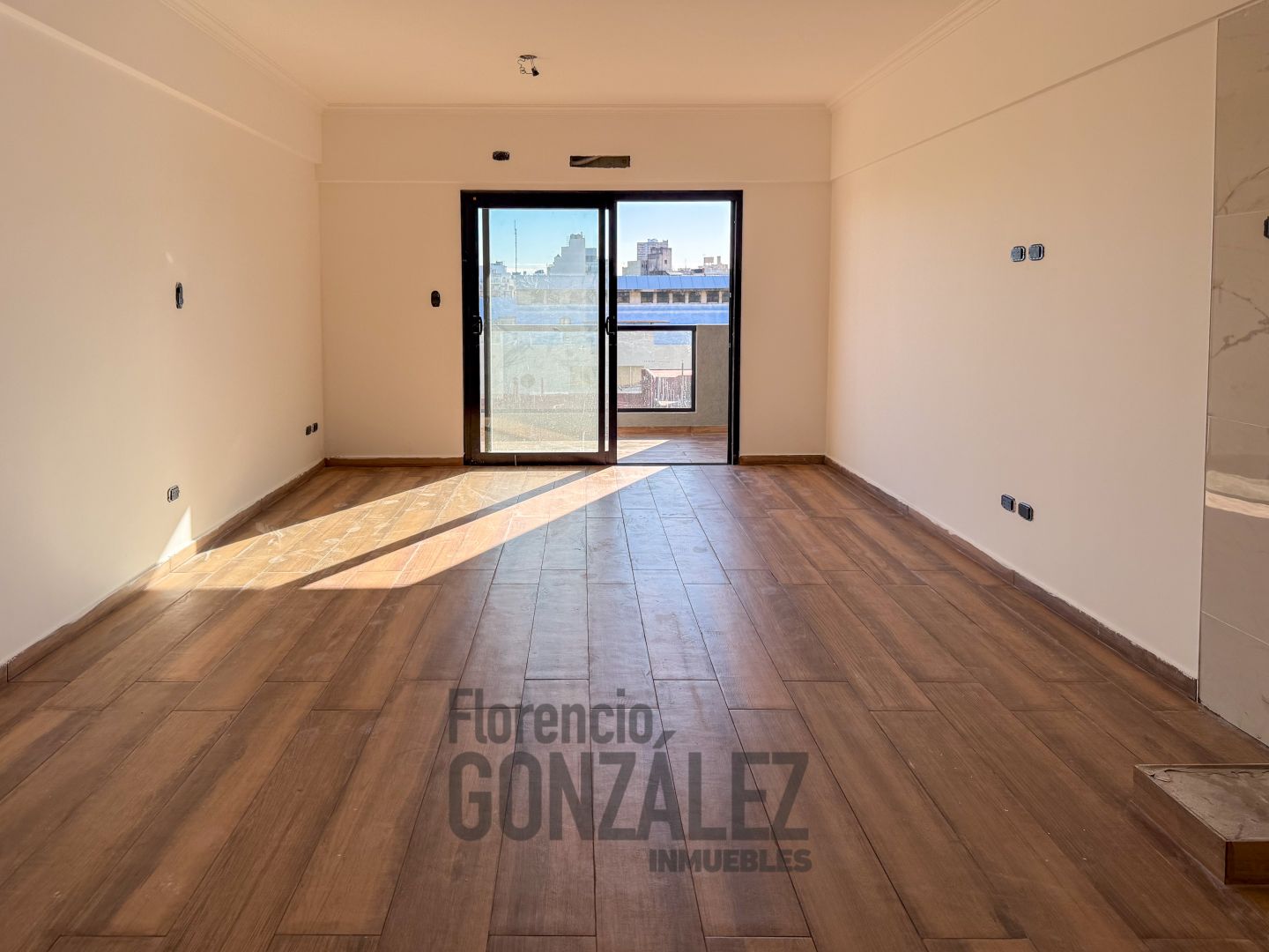VENTA MONOAMBIENTE AL FRENTE CON BALCON! 