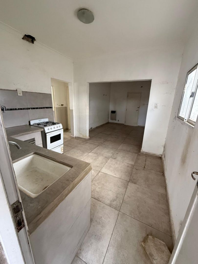 Casa 2 dorm, 332m² para reciclar con amplio patio — Av. Pueyrredón, Balcarce