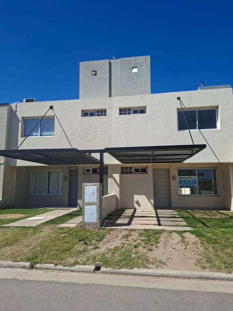 Casa en alquiler Colinas De Manantiales 4 ambientes