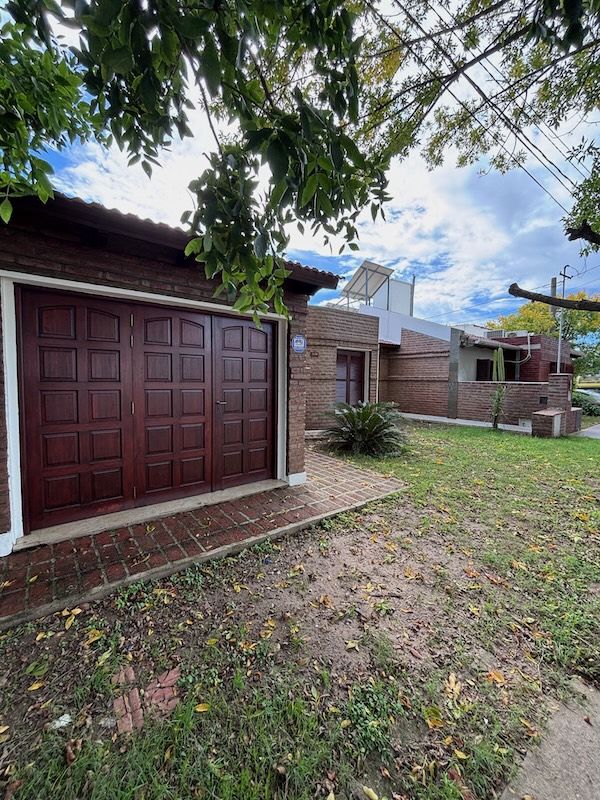 Casa en alquiler Mariano Moreno 3 ambientes