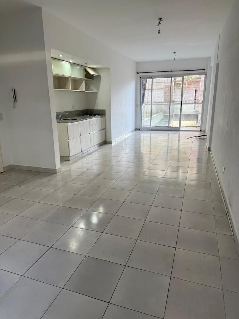 1 AMBIENTE LUMINOSO CON BALCÓN EN YERBAL 700