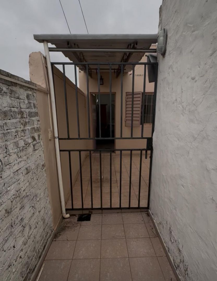 Casa en venta Los Hornos 2 ambientes