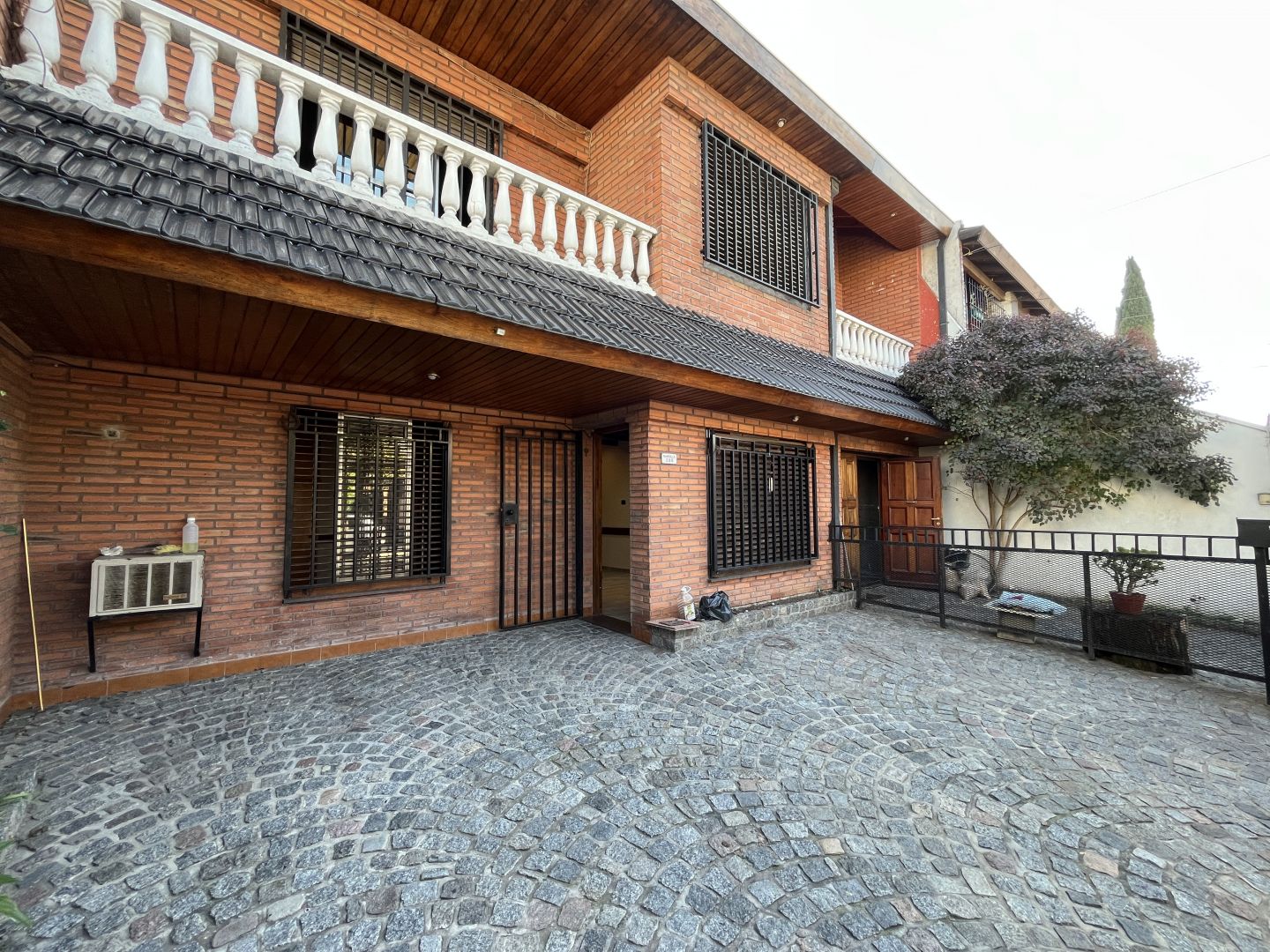 Casa en Lomas Del Mirador 6 ambientes