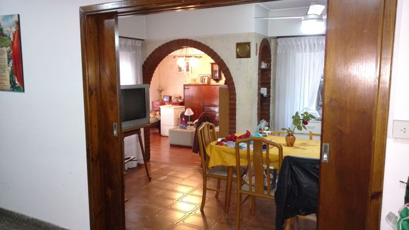 Chalet 3 dorm, 217 m² con garage, parrilla y patio — Balcarce