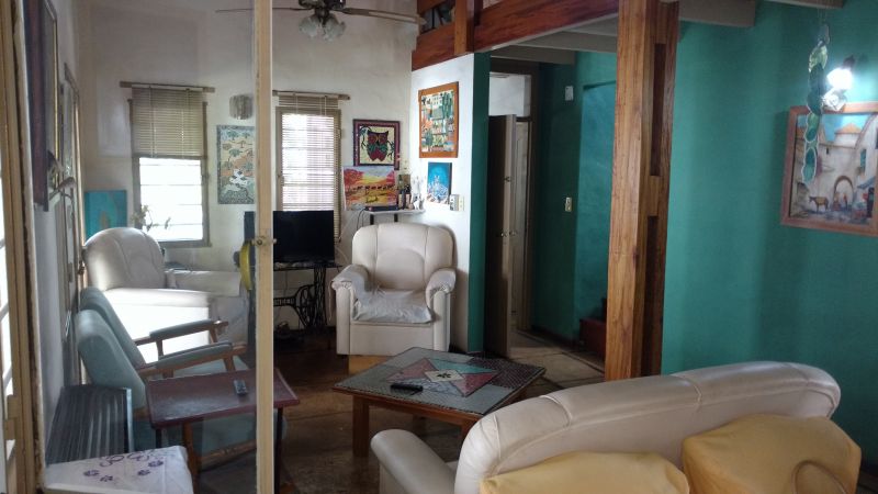 Casa + departamento 3 amb, 412 m² con 2 baños, galería/cochera y pileta — Balcarce