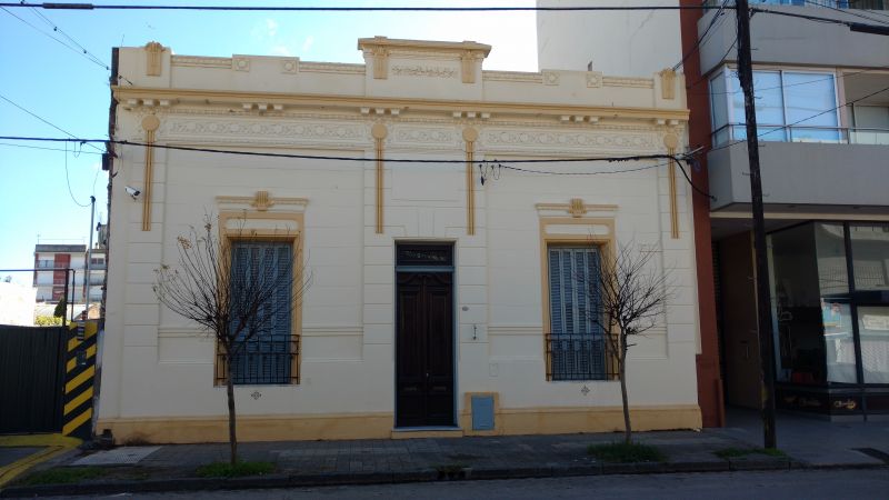 Casona antigua en el centro de Balcarce: 5 dorm, 2 baños, quincho y patio (372 m²)