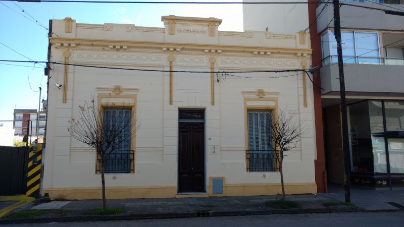Casona antigua en el centro de Balcarce: 5 dorm, 2 baños, quincho y patio (372 m²)