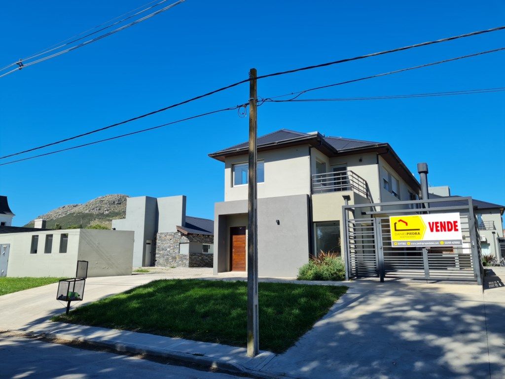 Casa a estrenar 3 amb en 2 plantas, 120 m² con cochera y parrilla — Balcarce