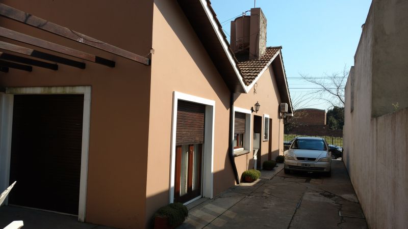 Chalet 4 amb con 3 dormitorios, garage y parrilla — gran parque en Balcarce