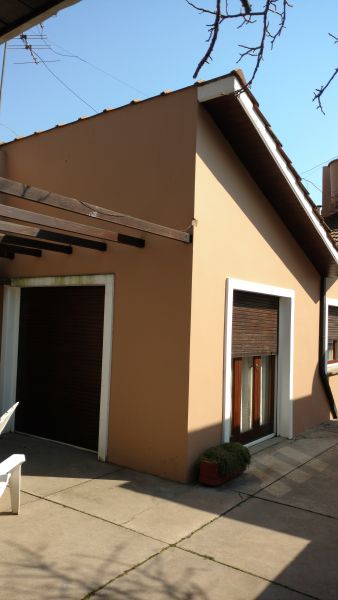 Chalet 4 amb con 3 dormitorios, garage y parrilla — gran parque en Balcarce